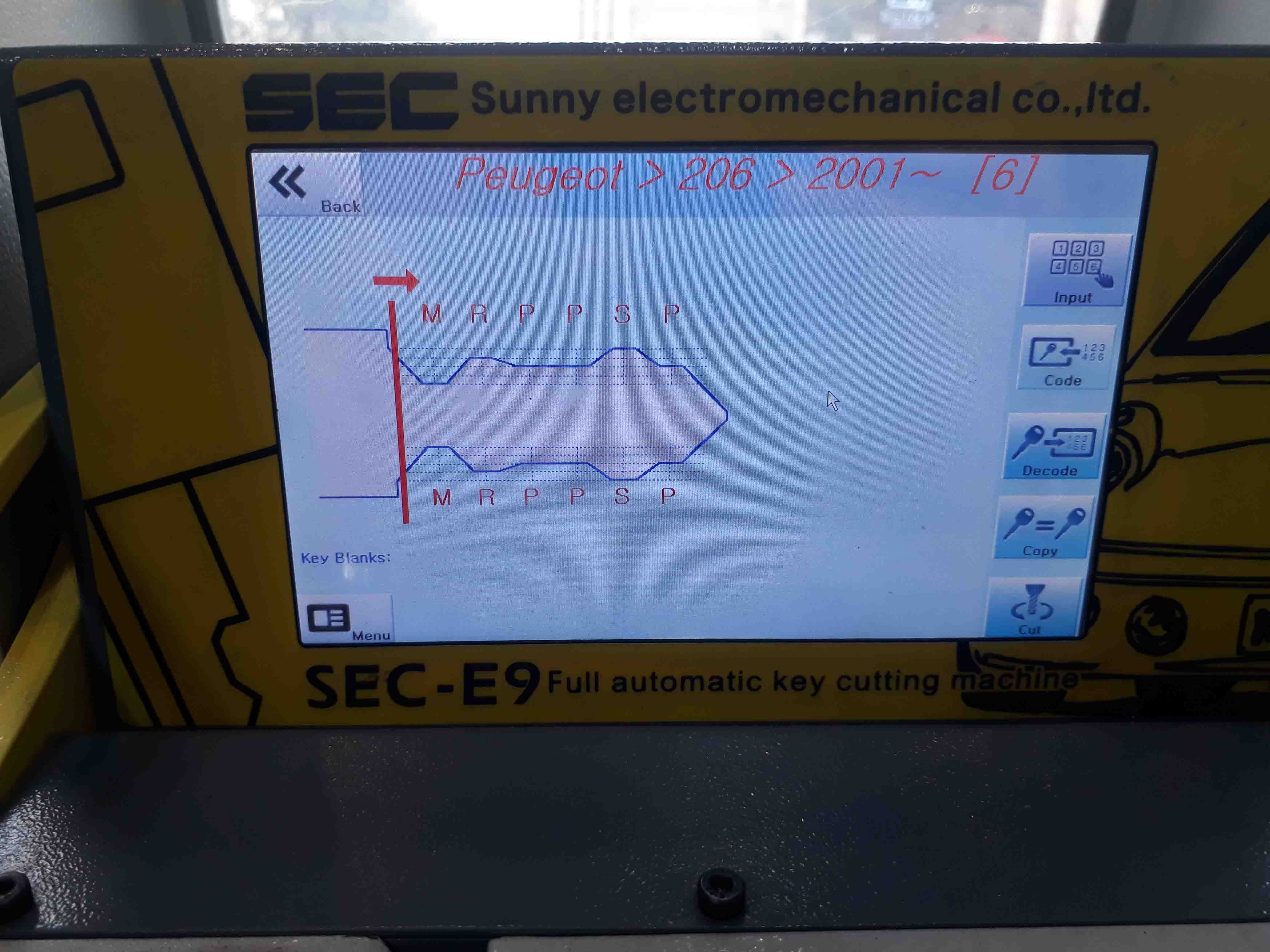 ساخت کلید برای خودروی پژو 206 با استفاده از دستگاه CNC در سعادت آباد ساخت کلید برای خودروی پژو 206 با استفاده از دستگاه CNC در سعادت آباد